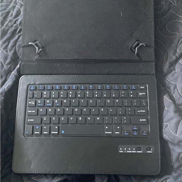 iPad keyboard - Picture 2 of 2